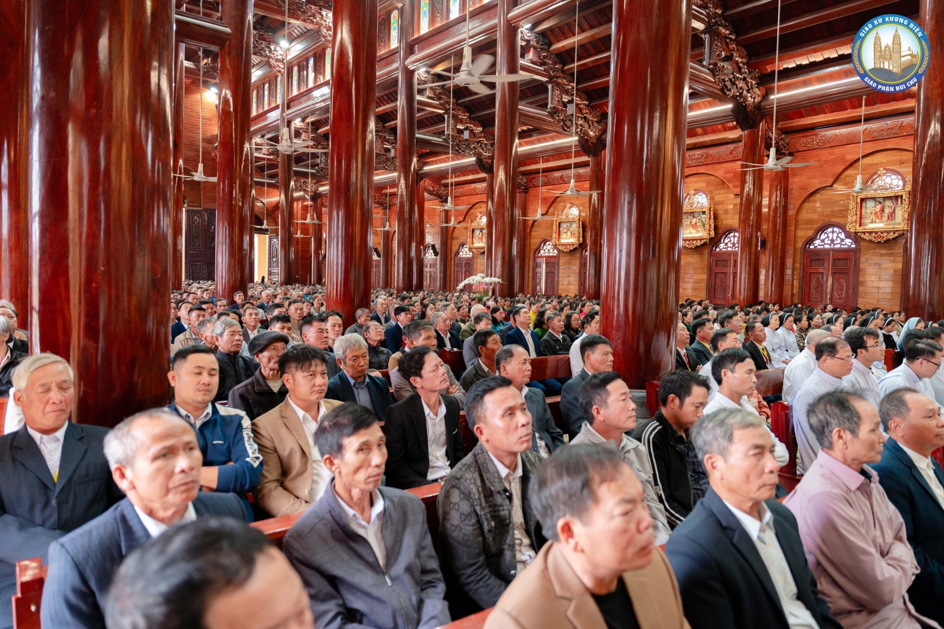 ben-trong-xuong-dien